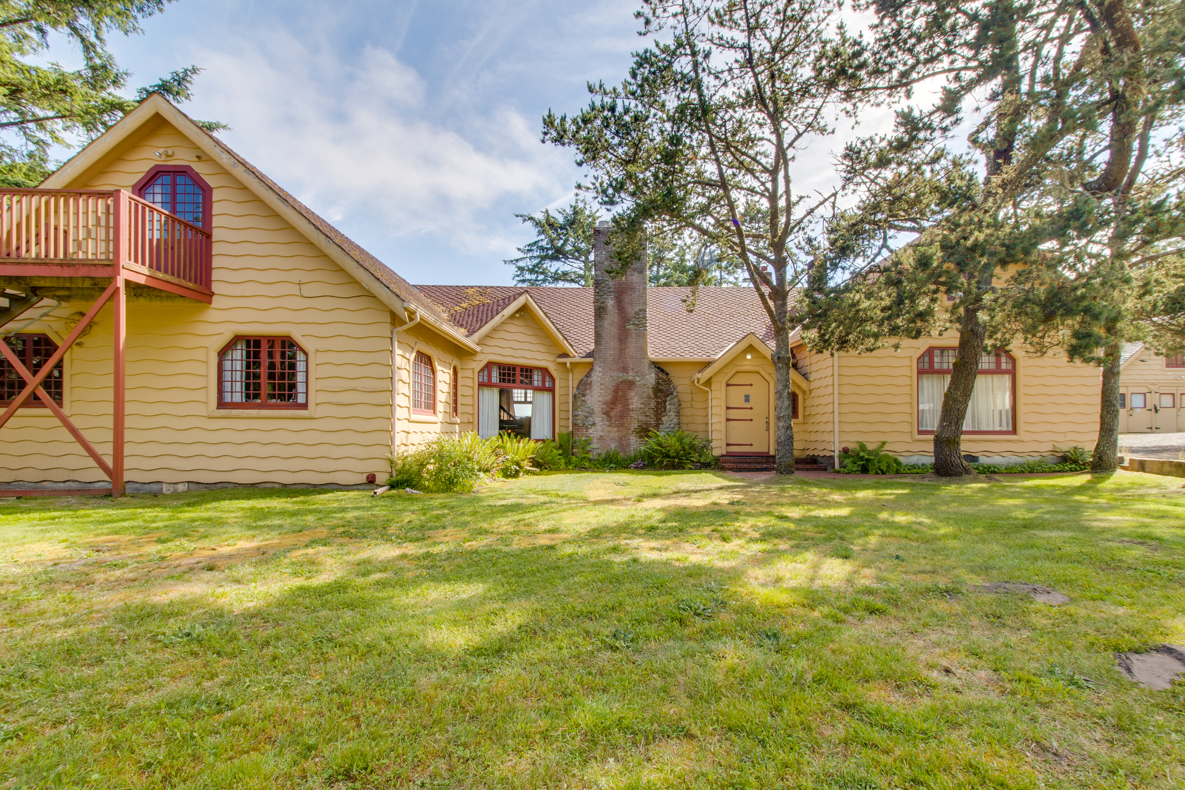 yellow vacation rental in Gearhart, Oregon that accommodates up to 18 guests