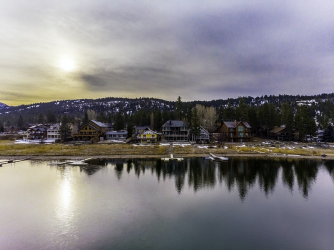 Cabins by the shore of Big Bear Lake.