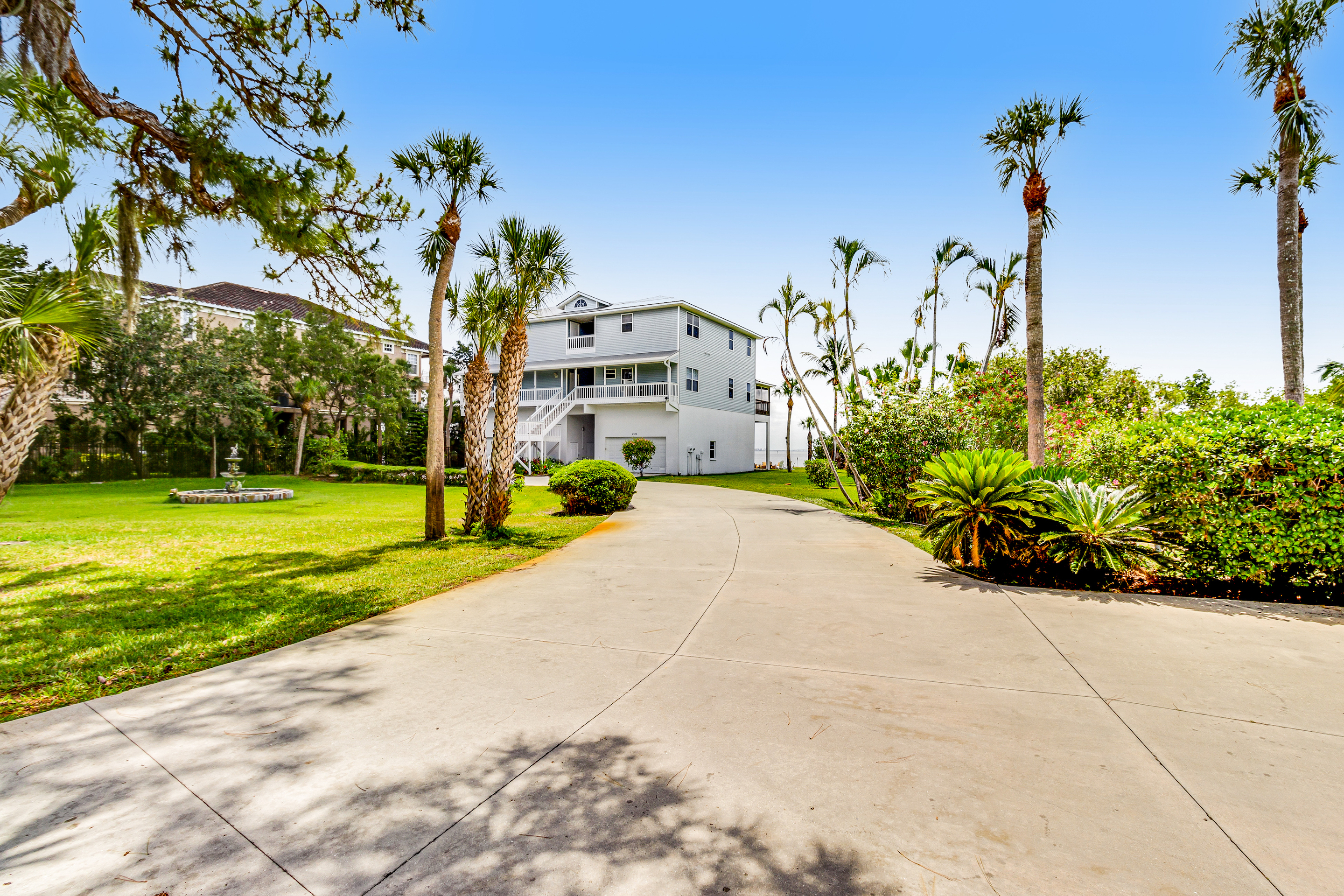 The driveway and exterior off a Bradenton, FL vacation rental.