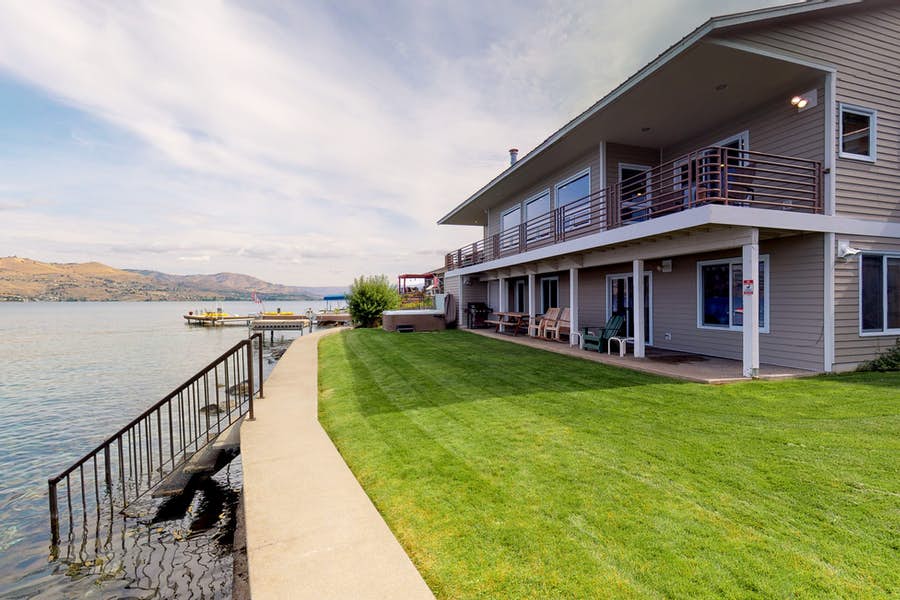 waterfront home on Lake Chelan