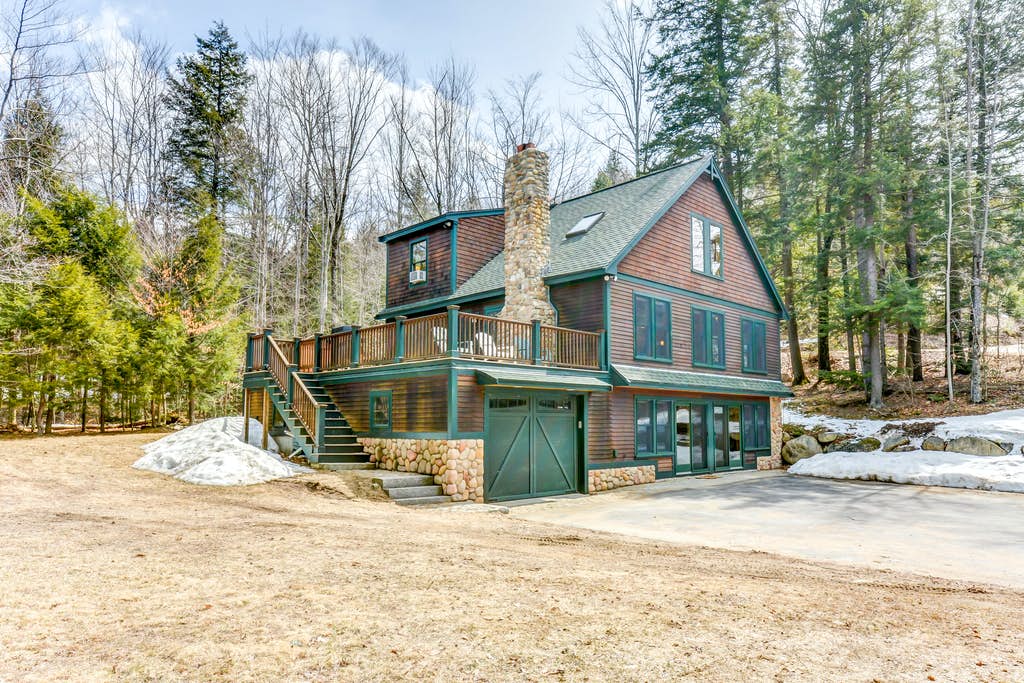 cabin Conway, NH with second floor deck and garage