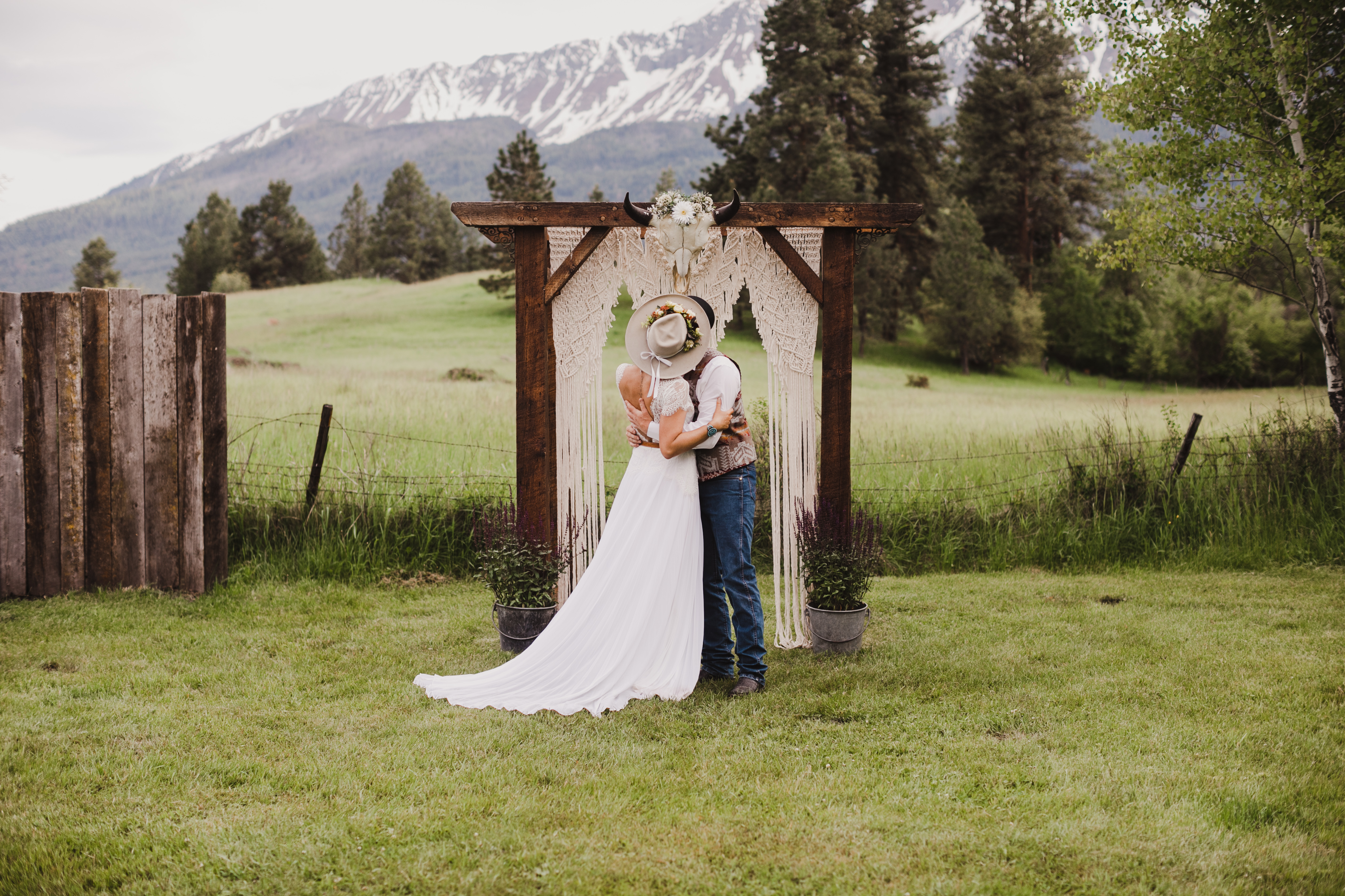 Couple kissing with the mountain in the background.