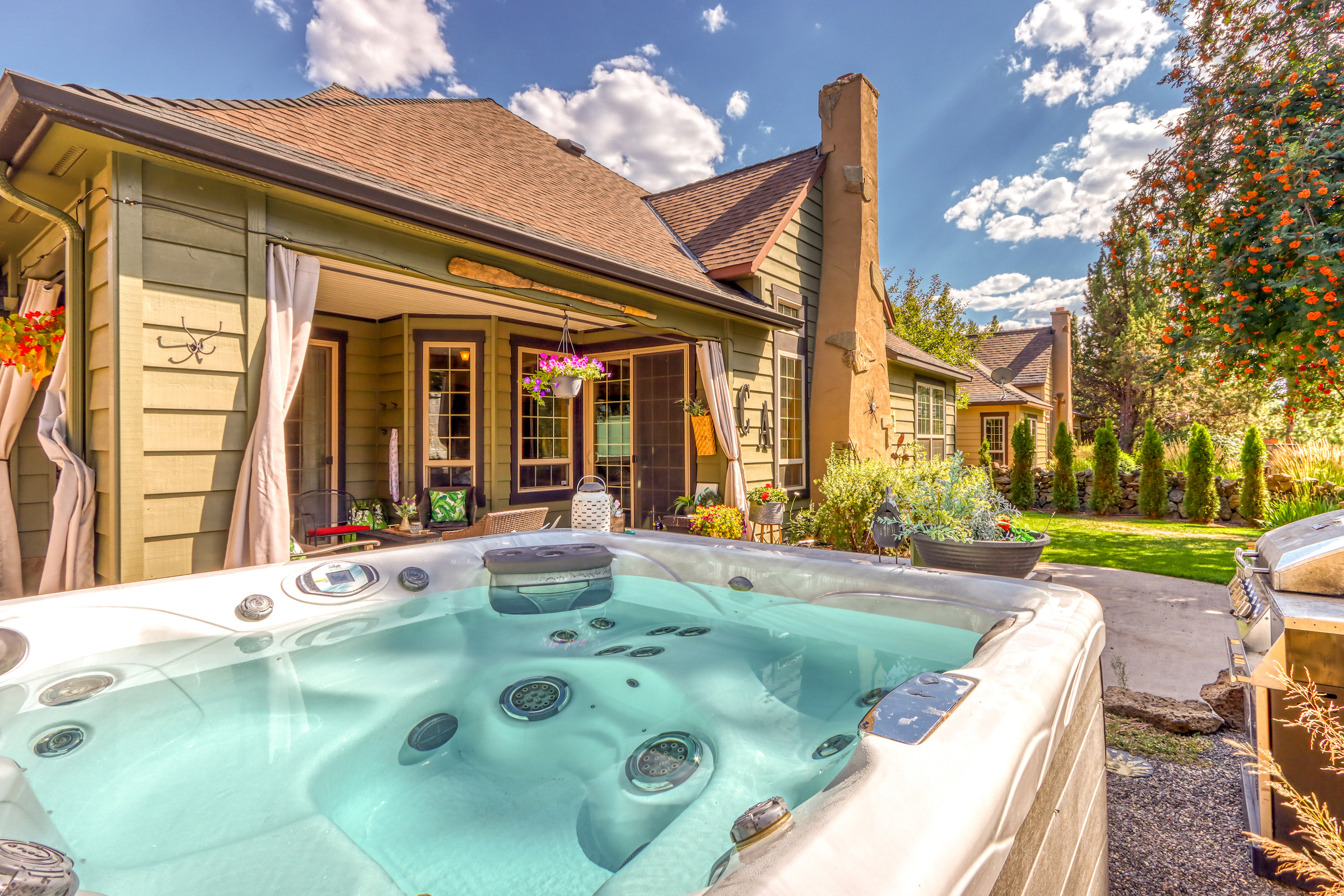 Hot tub in the back yard of a vacation rental in Oregon.