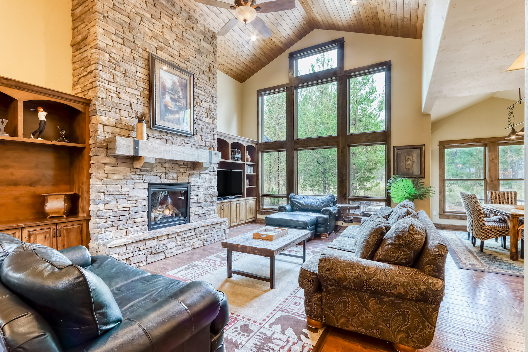 The living room of a Sun River vacation rental.