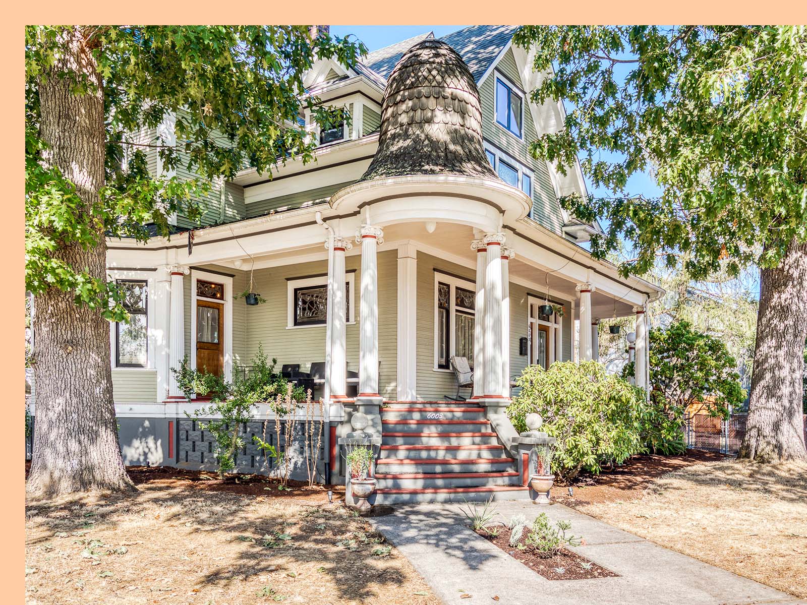 Vacation home in Portland, Oregon with wraparound porch