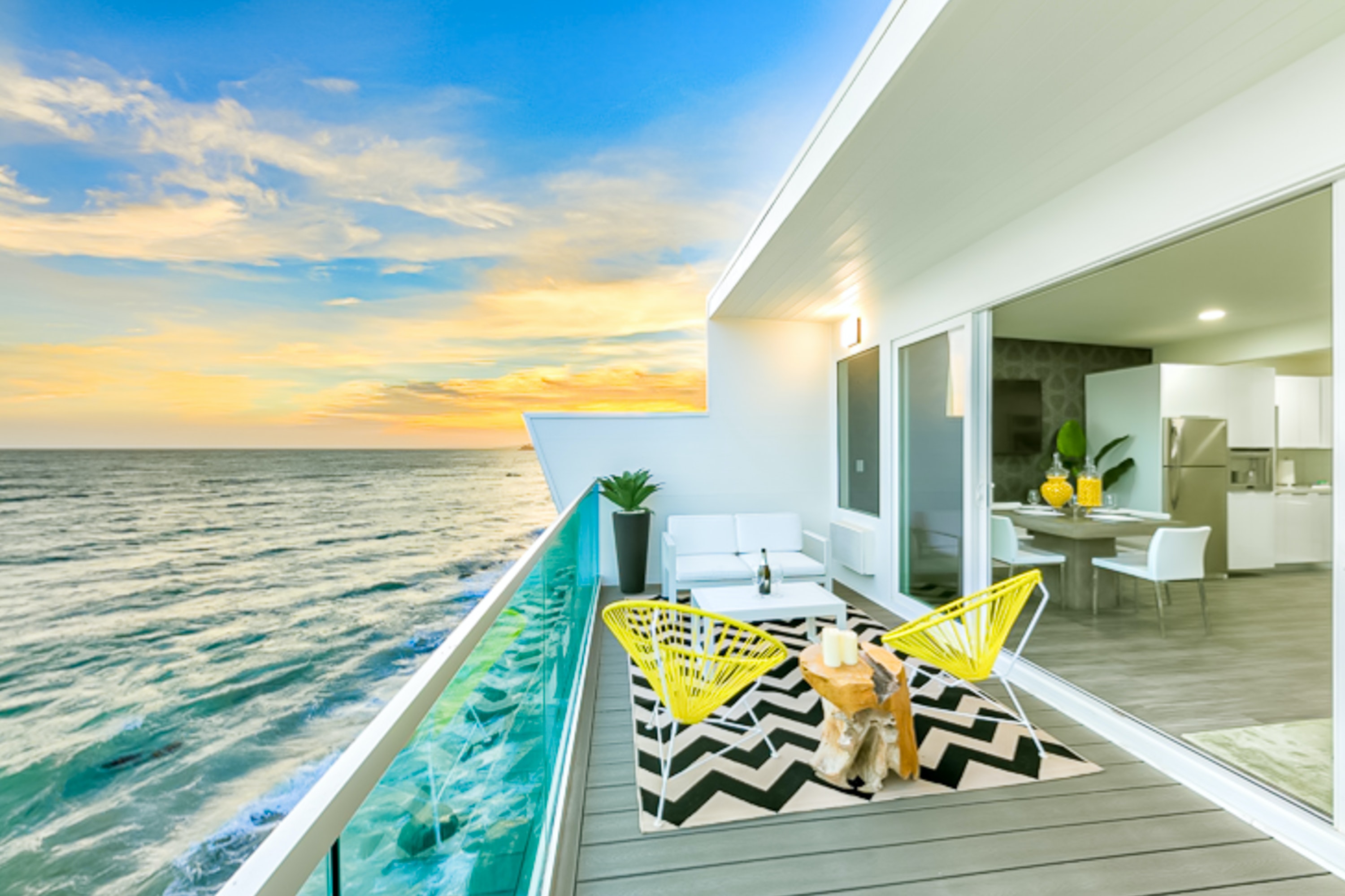 Oceanfront vacation home with an outdoor deck in Malibu, CA