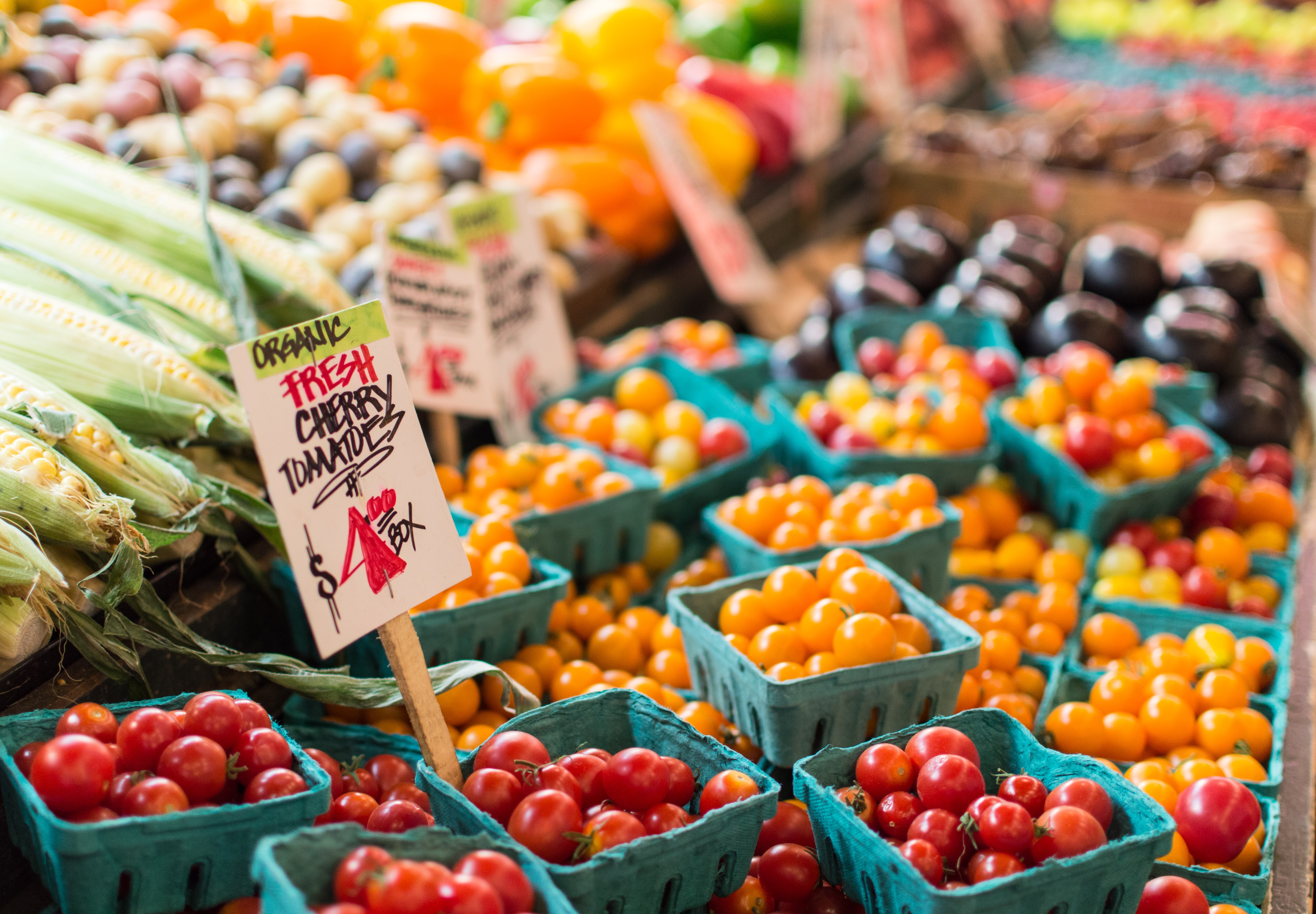 Image of tomatoes at a farmer's market.