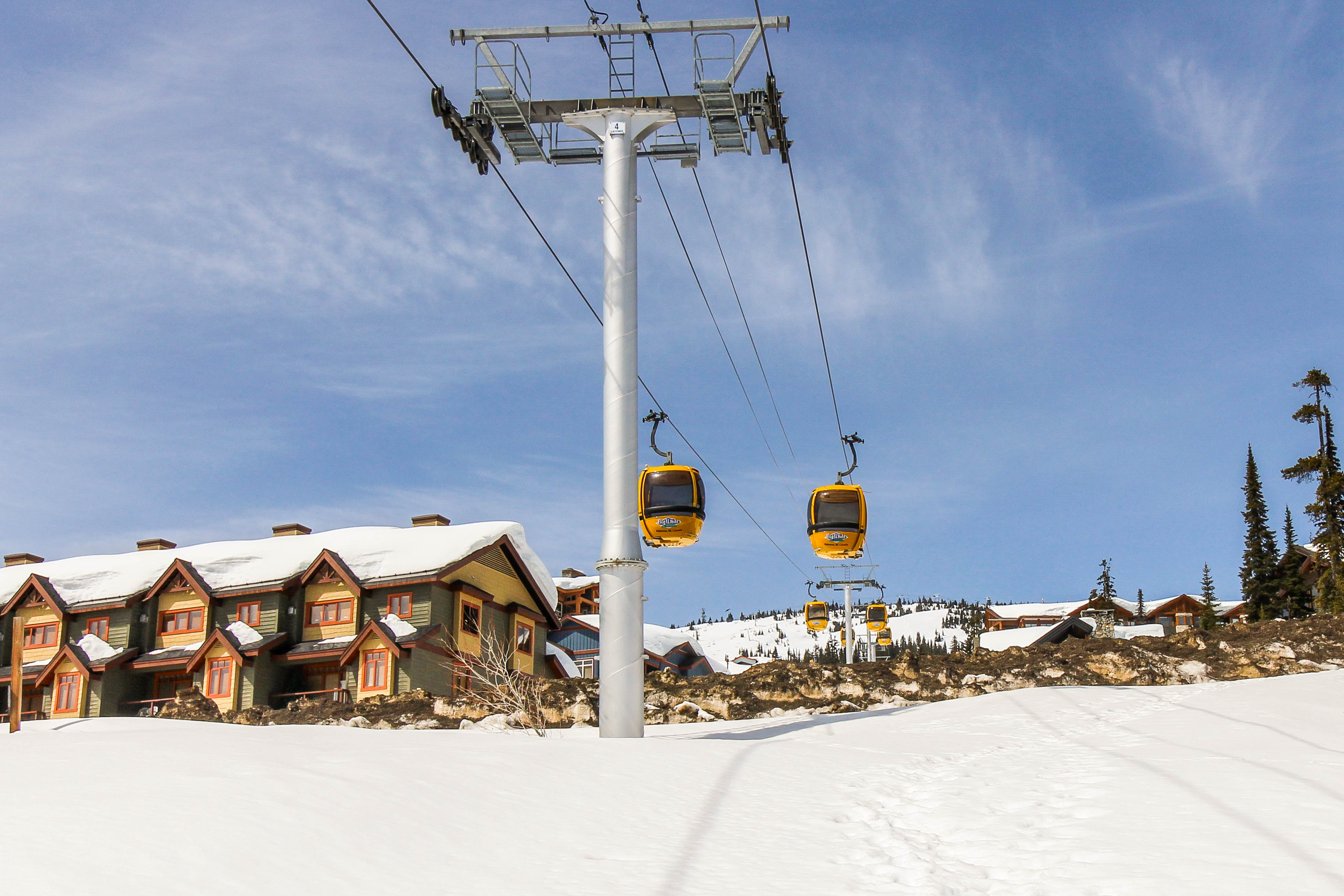 Gondola in Big White carrying passengers up the mountain