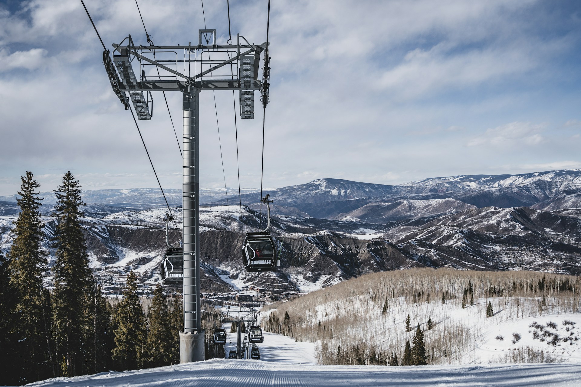 ski lift going down the mountain in aspen colorado
