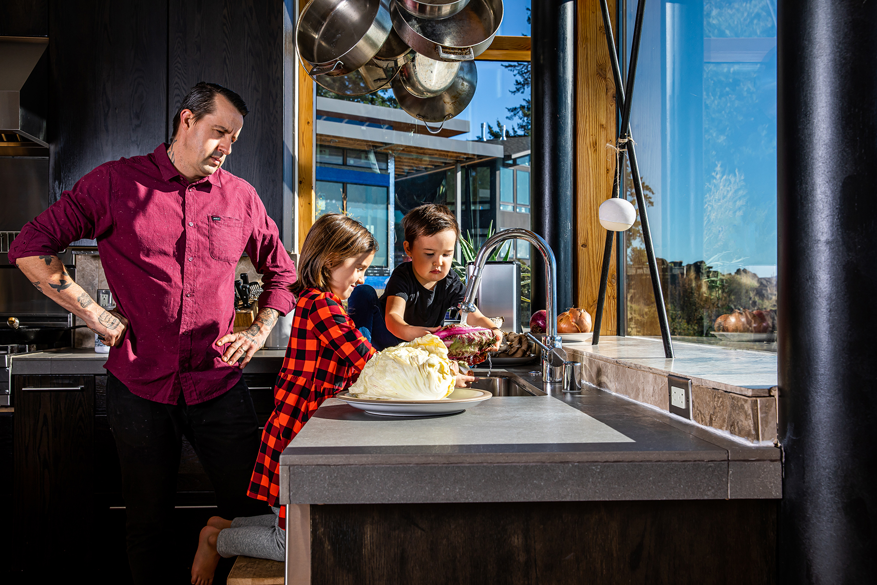 chef gabriel washing some radicchio with his kids