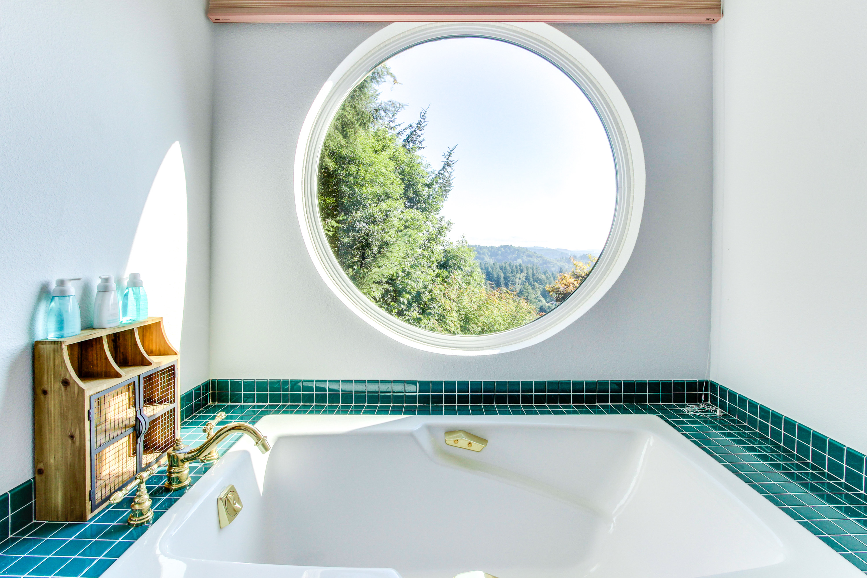 Luxury bathroom of Coos Bay vacation rental
