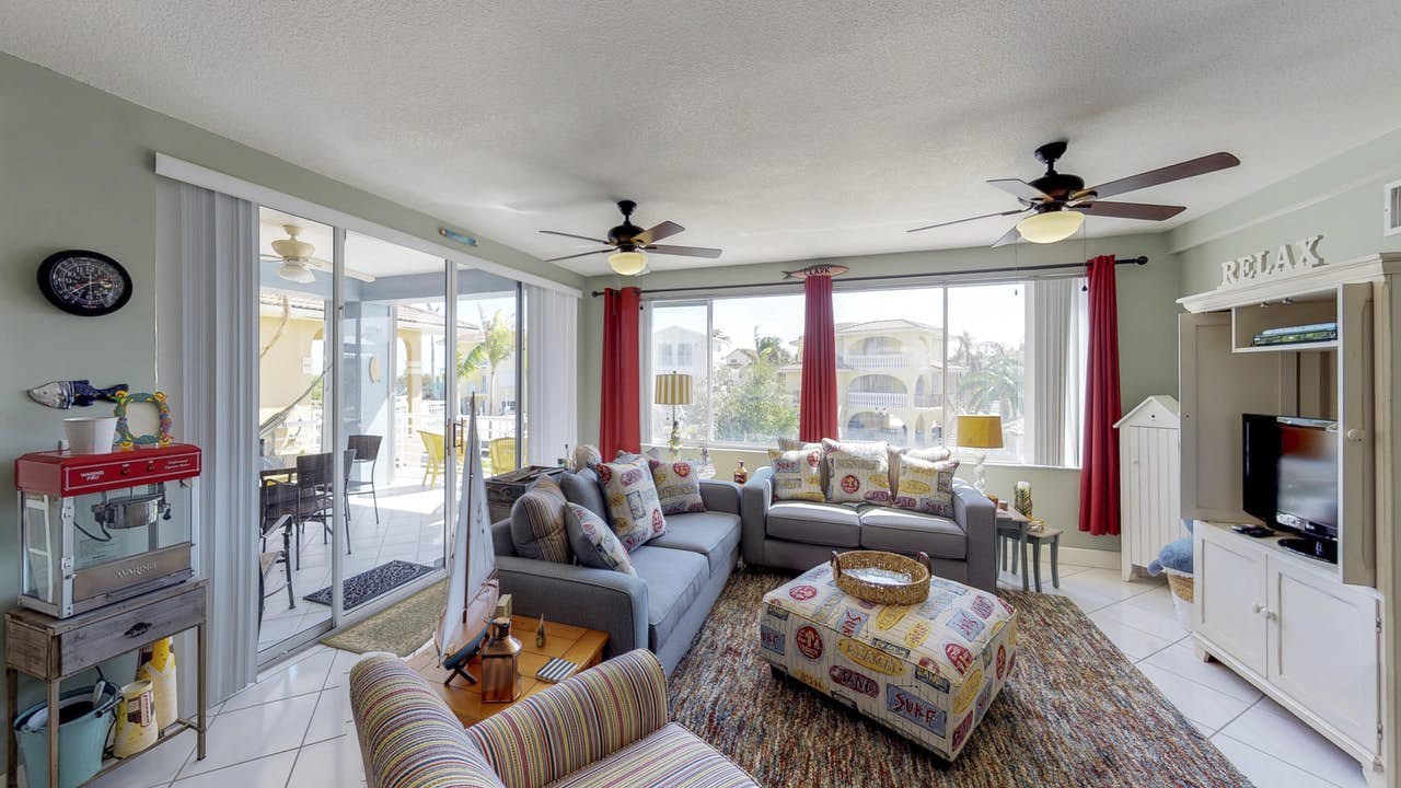 Key Largo vacation rental with ample sitting space, popcorn machine and patio