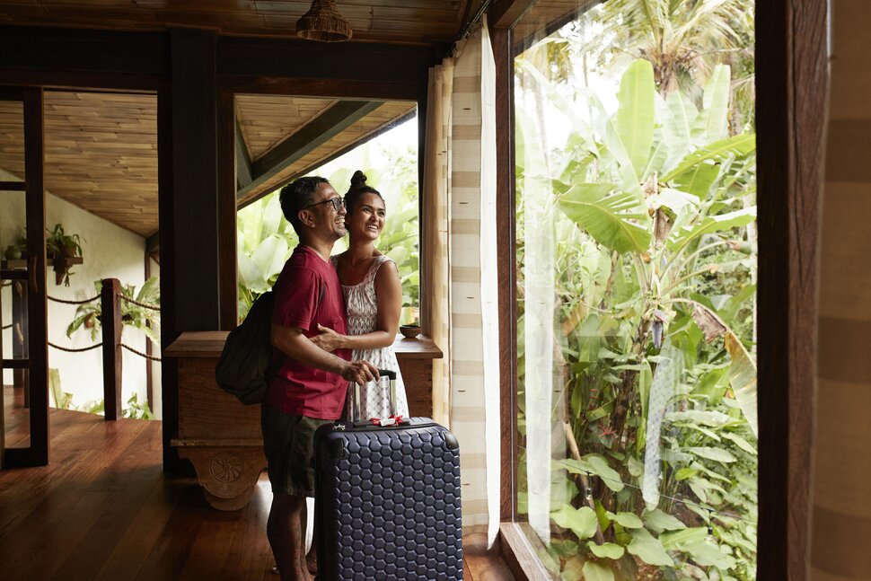 Lifestyle image of a traveling couple