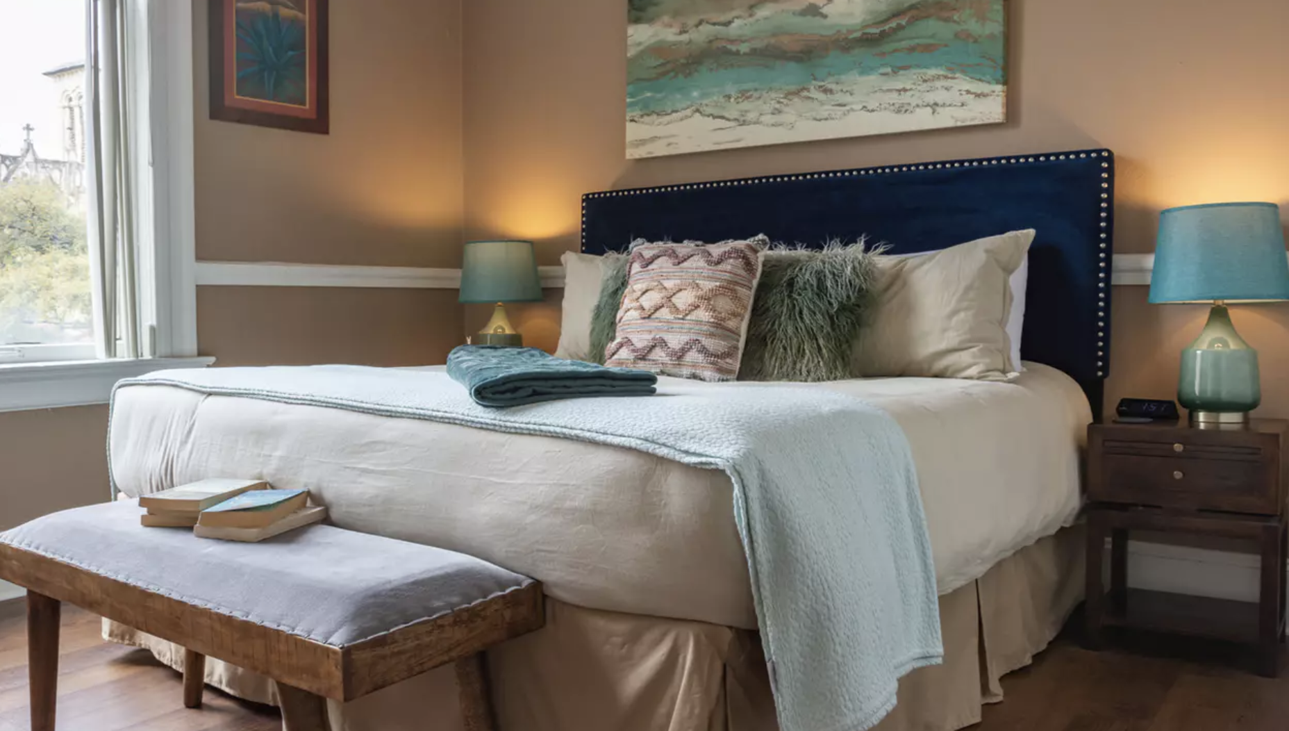 Vacation rental bedroom using hues of blue to accent the room