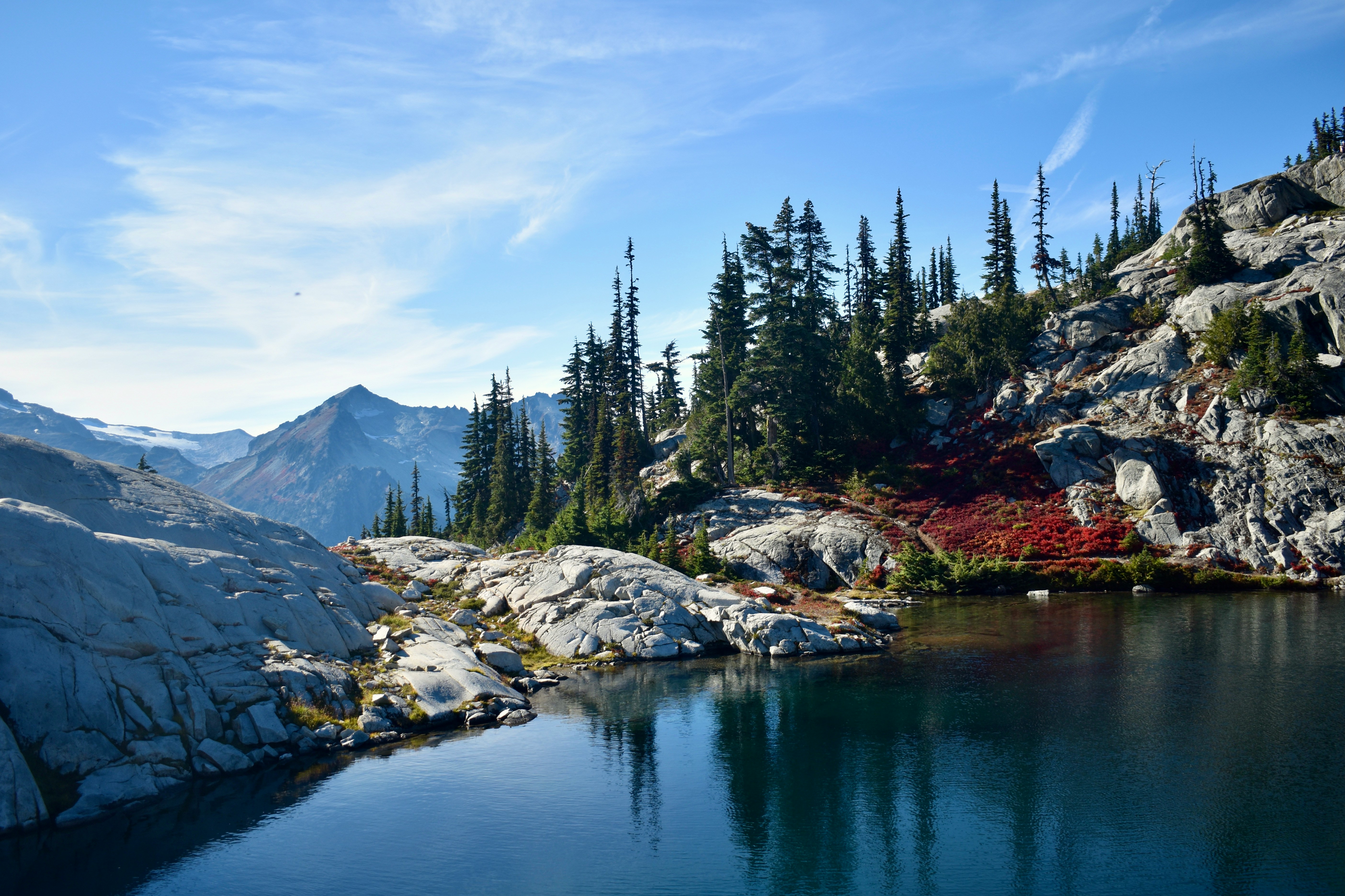 a body of water surrounded by mountains and trees in leavenworth