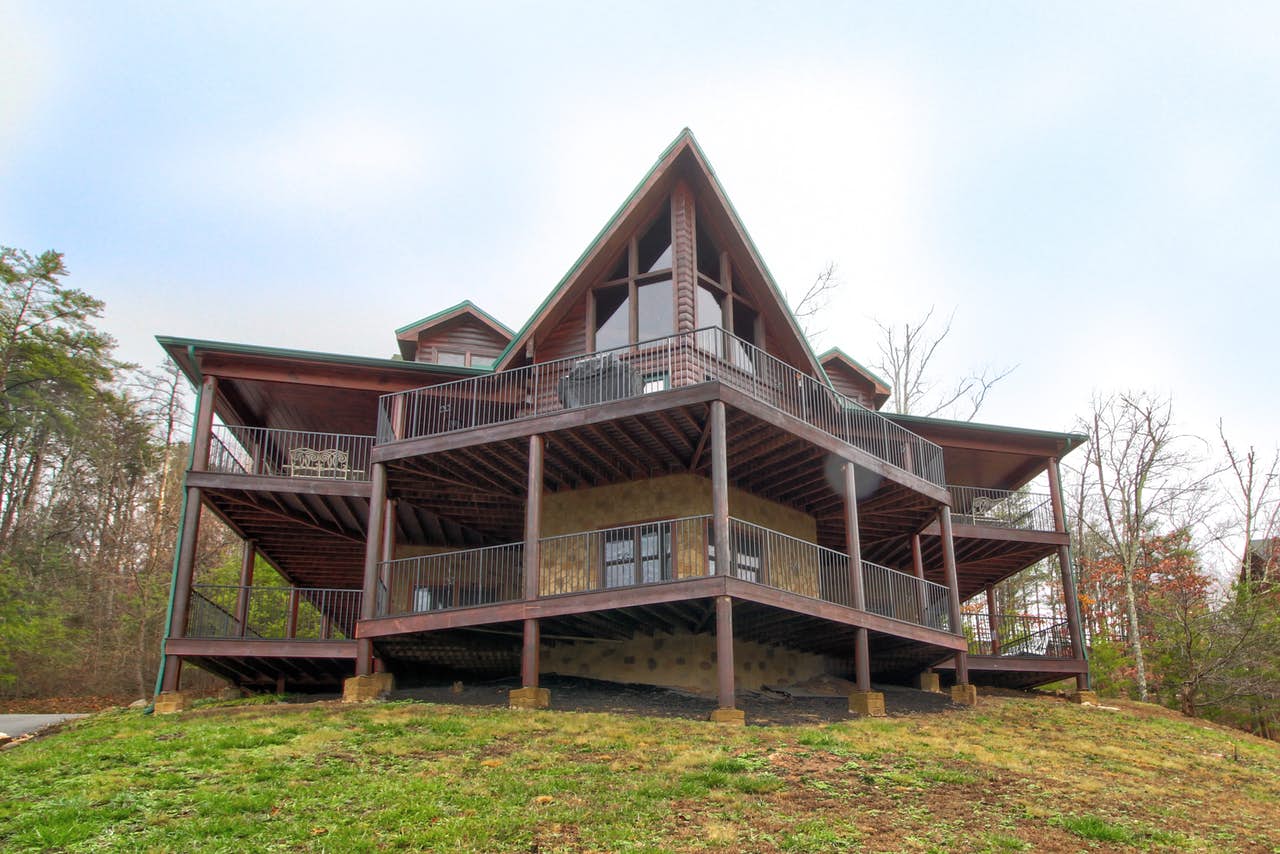 Pet Friendly Cabin Vacations In Tennessee Vacasa   Pet Friendly TN 03 