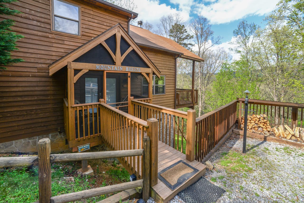 Dogs Are at These PetFriendly Cabins in Tennessee Vacasa