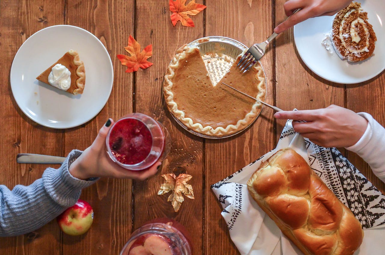 A family slicing pie.