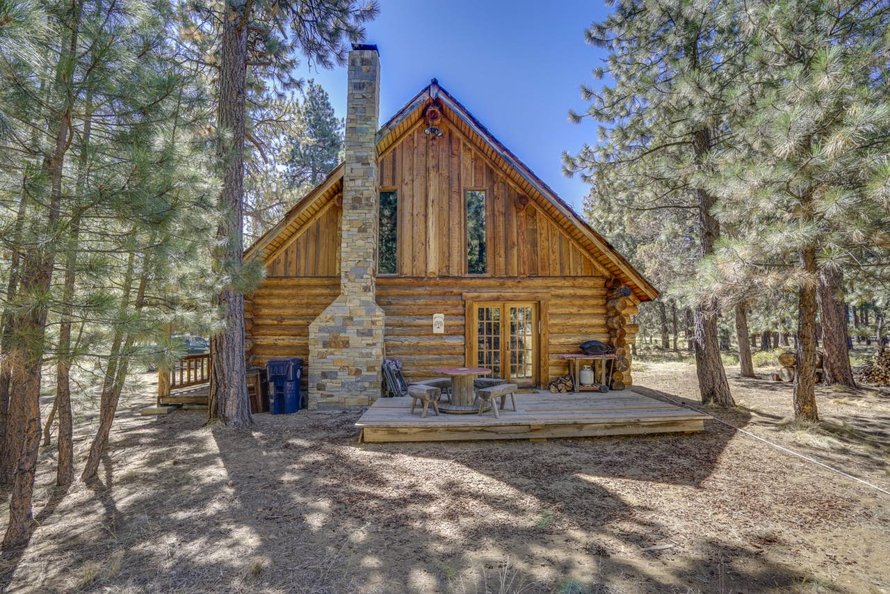 an exterior photo of Tollgate Log Cabin in Sisters, OR