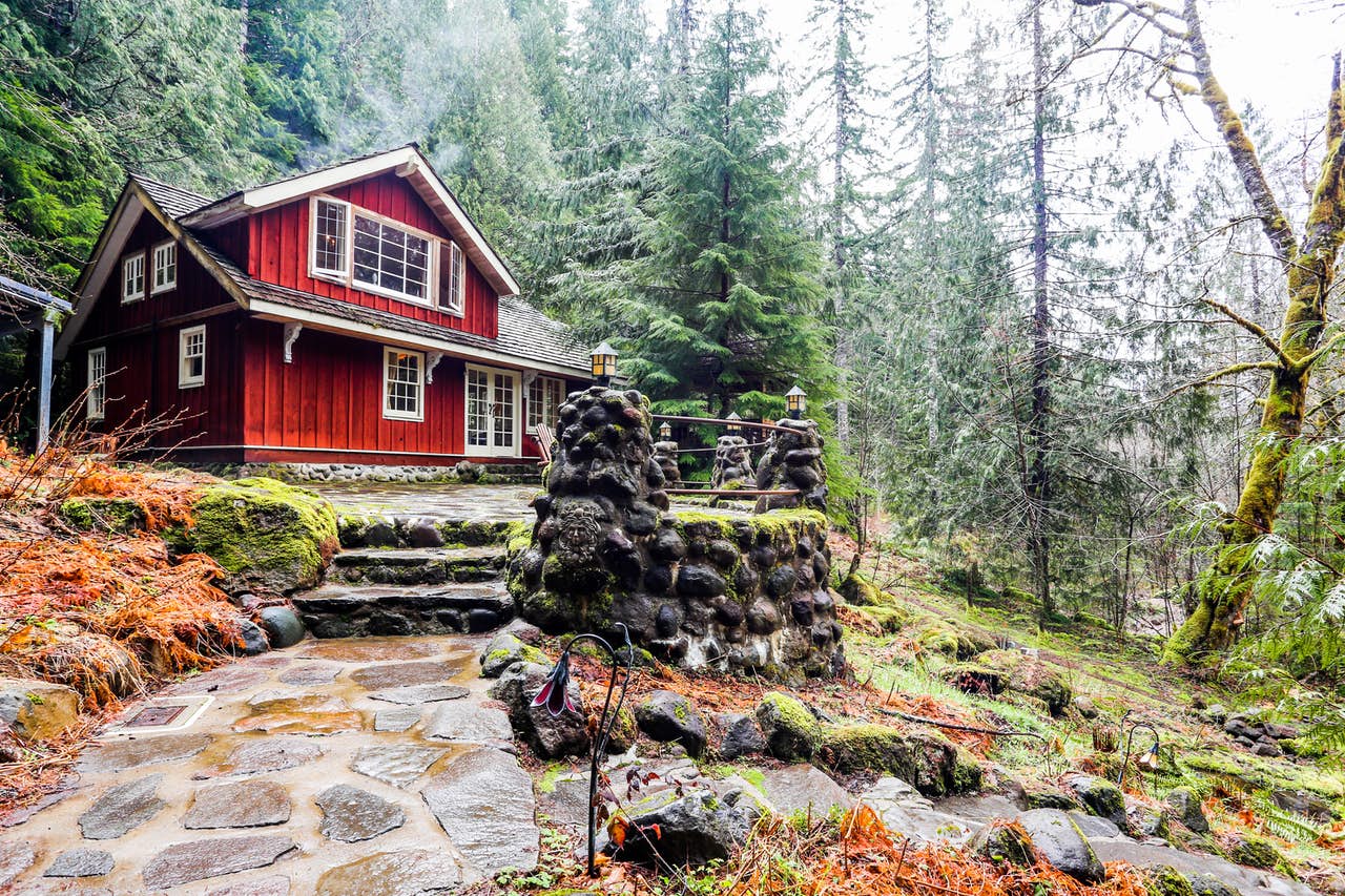 Cozy Up In These 9 Romantic Oregon Cabins, Cottages, Homes | Vacasa