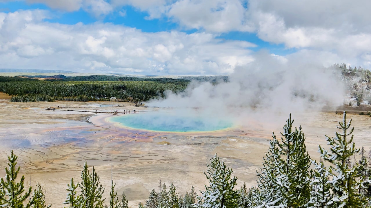old faithful geyser in yellowstone